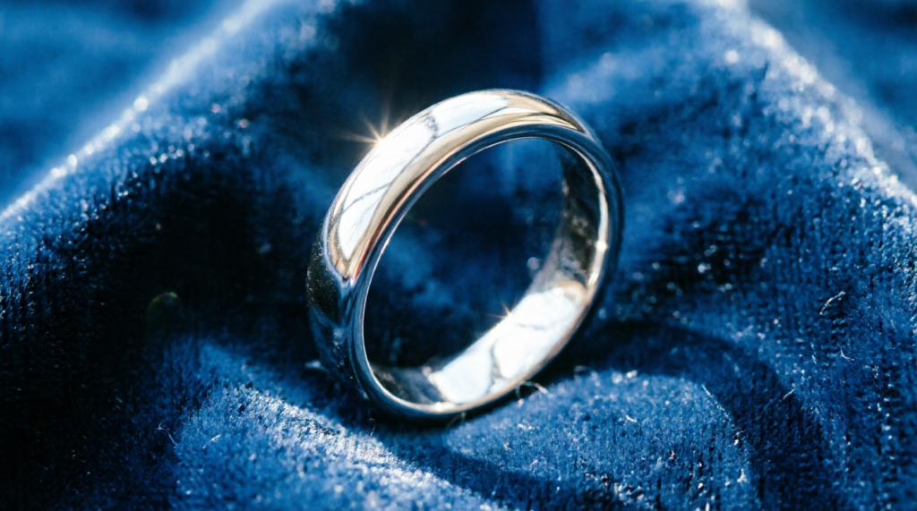 Anillo de plata 950 brillante sobre paño de terciopelo azul, joyería de alta calidad y lujo.
